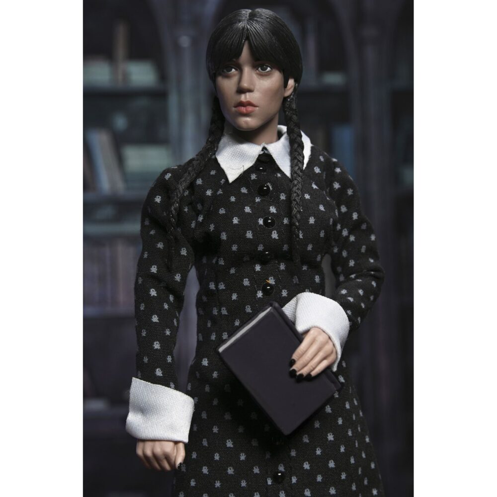 Wednesday addams clothed classic dress. Neca presenta la figura articulada de 20 cm de wednesday addams (conocida como miércoles addams en españa), basada en su icónica aparición con vestido clásico en la serie de netflix "wednesday". La figura pertenece a la línea clothed action y está vestida con ropa de tela. Totalmente articulada, permite múltiples poses. Incluye 1x libro de frankenstein, 2x set de manos intercambiables y 1x figura de cosa.