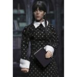 WEDNESDAY ADDAMS CLOTHED CLASSIC DRESS. Neca presenta la figura articulada de 20 cm de Wednesday Addams (conocida como Miércoles Addams en España), basada en su icónica aparición con vestido clásico en la serie de Netflix "Wednesday". La figura pertenece a la línea Clothed Action y está vestida con ropa de tela. Totalmente articulada, permite múltiples poses. Incluye 1x libro de Frankenstein, 2x set de manos intercambiables y 1x figura de Cosa.