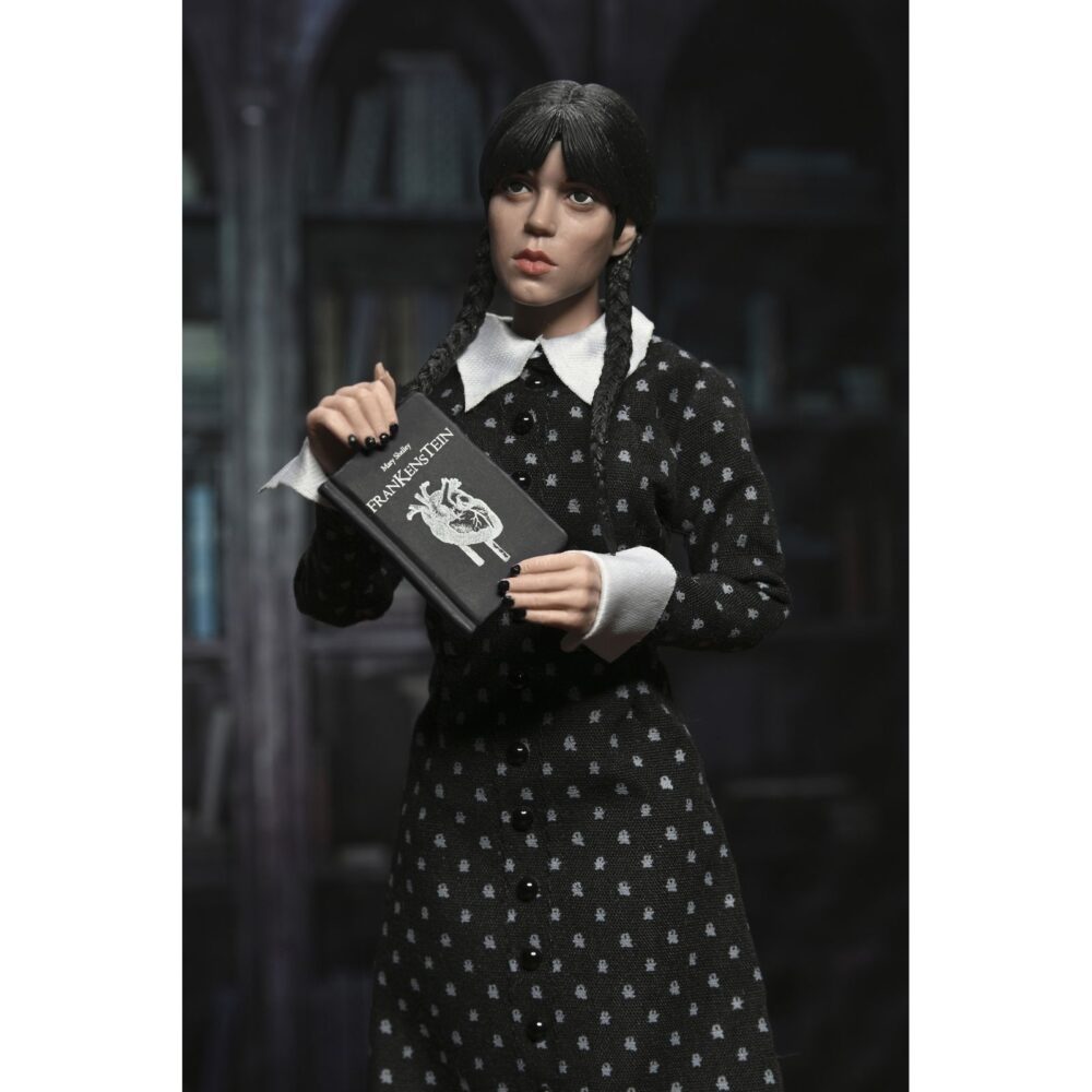 Wednesday addams clothed classic dress. Neca presenta la figura articulada de 20 cm de wednesday addams (conocida como miércoles addams en españa), basada en su icónica aparición con vestido clásico en la serie de netflix "wednesday". La figura pertenece a la línea clothed action y está vestida con ropa de tela. Totalmente articulada, permite múltiples poses. Incluye 1x libro de frankenstein, 2x set de manos intercambiables y 1x figura de cosa.