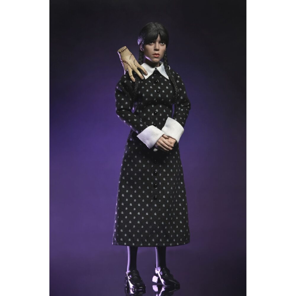 Wednesday addams clothed classic dress. Neca presenta la figura articulada de 20 cm de wednesday addams (conocida como miércoles addams en españa), basada en su icónica aparición con vestido clásico en la serie de netflix "wednesday". La figura pertenece a la línea clothed action y está vestida con ropa de tela. Totalmente articulada, permite múltiples poses. Incluye 1x libro de frankenstein, 2x set de manos intercambiables y 1x figura de cosa.