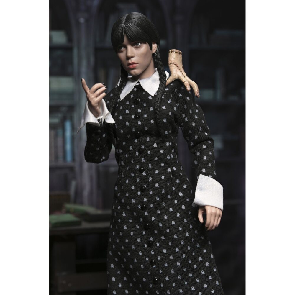 Wednesday addams clothed classic dress. Neca presenta la figura articulada de 20 cm de wednesday addams (conocida como miércoles addams en españa), basada en su icónica aparición con vestido clásico en la serie de netflix "wednesday". La figura pertenece a la línea clothed action y está vestida con ropa de tela. Totalmente articulada, permite múltiples poses. Incluye 1x libro de frankenstein, 2x set de manos intercambiables y 1x figura de cosa.