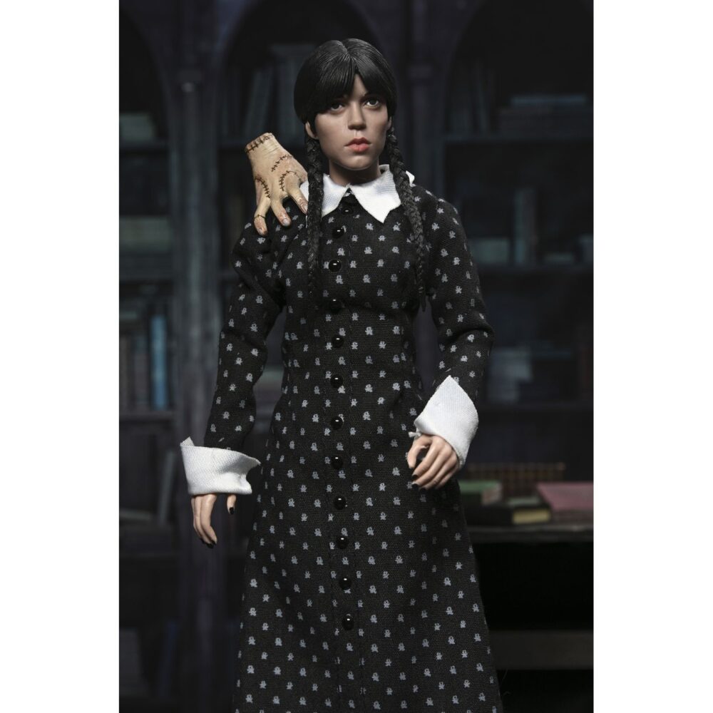 Wednesday addams clothed classic dress. Neca presenta la figura articulada de 20 cm de wednesday addams (conocida como miércoles addams en españa), basada en su icónica aparición con vestido clásico en la serie de netflix "wednesday". La figura pertenece a la línea clothed action y está vestida con ropa de tela. Totalmente articulada, permite múltiples poses. Incluye 1x libro de frankenstein, 2x set de manos intercambiables y 1x figura de cosa.