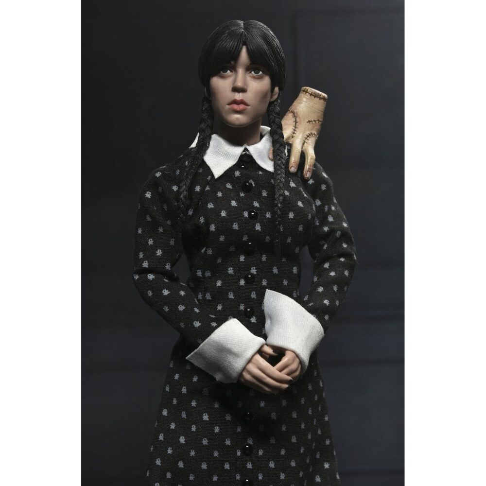 Wednesday addams clothed classic dress. Neca presenta la figura articulada de 20 cm de wednesday addams (conocida como miércoles addams en españa), basada en su icónica aparición con vestido clásico en la serie de netflix "wednesday". La figura pertenece a la línea clothed action y está vestida con ropa de tela. Totalmente articulada, permite múltiples poses. Incluye 1x libro de frankenstein, 2x set de manos intercambiables y 1x figura de cosa.