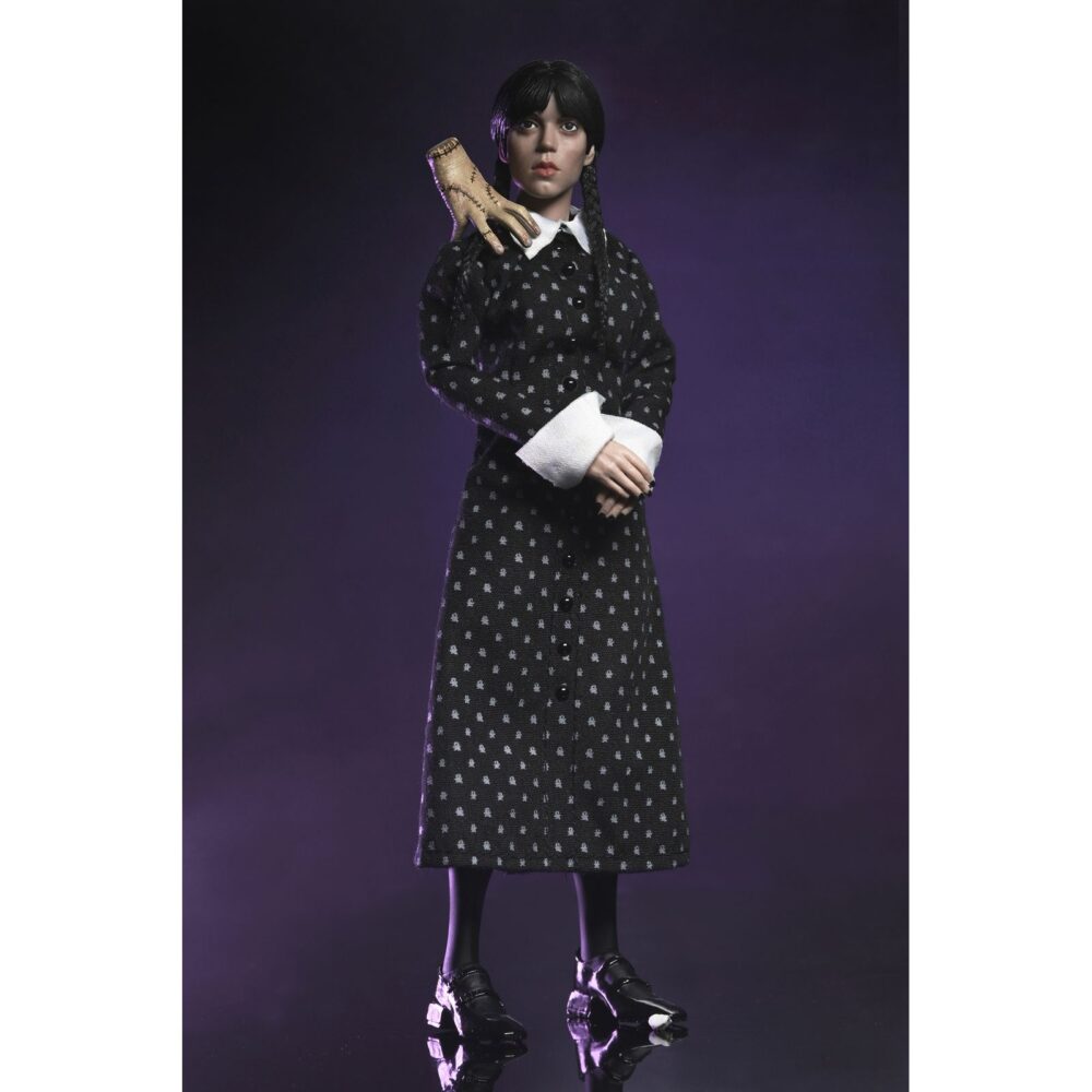 Wednesday addams clothed classic dress. Neca presenta la figura articulada de 20 cm de wednesday addams (conocida como miércoles addams en españa), basada en su icónica aparición con vestido clásico en la serie de netflix "wednesday". La figura pertenece a la línea clothed action y está vestida con ropa de tela. Totalmente articulada, permite múltiples poses. Incluye 1x libro de frankenstein, 2x set de manos intercambiables y 1x figura de cosa.