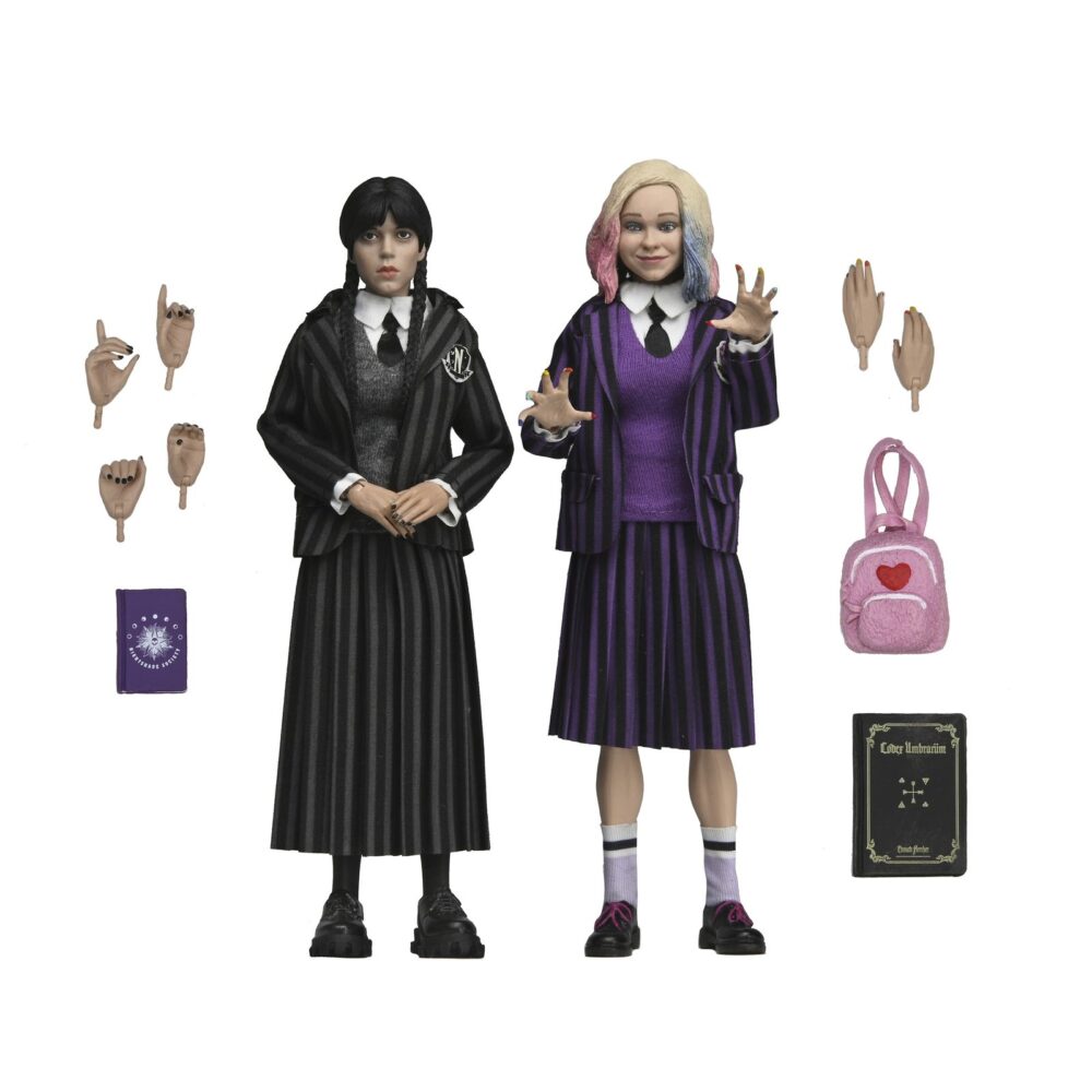 Wednesday addams (nevermore uniform) and enid. Neca lanza este pack doble de figuras articuladas de 20 cm de wednesday addams (miércoles addams en españa) y enid sinclair, basado en sus apariciones en la serie de netflix "wednesday". Ambas figuras visten ropa de tela detallada que representa con fidelidad los uniformes de la academia nunca más. Pertenecen a la colección clothed action y están completamente articuladas para múltiples opciones de exhibición. El set incluye 3x pares de manos intercambiables, 2x libros y 1x mochila.