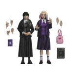 WEDNESDAY ADDAMS (NEVERMORE UNIFORM) AND ENID. Neca lanza este pack doble de figuras articuladas de 20 cm de Wednesday Addams (Miércoles Addams en España) y Enid Sinclair, basado en sus apariciones en la serie de Netflix "Wednesday". Ambas figuras visten ropa de tela detallada que representa con fidelidad los uniformes de la Academia Nunca Más. Pertenecen a la colección Clothed Action y están completamente articuladas para múltiples opciones de exhibición. El set incluye 3x pares de manos intercambiables, 2x libros y 1x mochila.