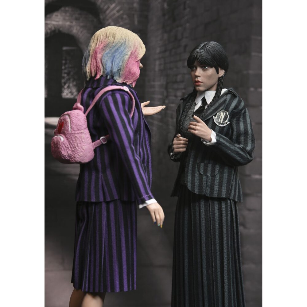 Wednesday addams (nevermore uniform) and enid. Neca lanza este pack doble de figuras articuladas de 20 cm de wednesday addams (miércoles addams en españa) y enid sinclair, basado en sus apariciones en la serie de netflix "wednesday". Ambas figuras visten ropa de tela detallada que representa con fidelidad los uniformes de la academia nunca más. Pertenecen a la colección clothed action y están completamente articuladas para múltiples opciones de exhibición. El set incluye 3x pares de manos intercambiables, 2x libros y 1x mochila.