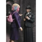WEDNESDAY ADDAMS (NEVERMORE UNIFORM) AND ENID. Neca lanza este pack doble de figuras articuladas de 20 cm de Wednesday Addams (Miércoles Addams en España) y Enid Sinclair, basado en sus apariciones en la serie de Netflix "Wednesday". Ambas figuras visten ropa de tela detallada que representa con fidelidad los uniformes de la Academia Nunca Más. Pertenecen a la colección Clothed Action y están completamente articuladas para múltiples opciones de exhibición. El set incluye 3x pares de manos intercambiables, 2x libros y 1x mochila.