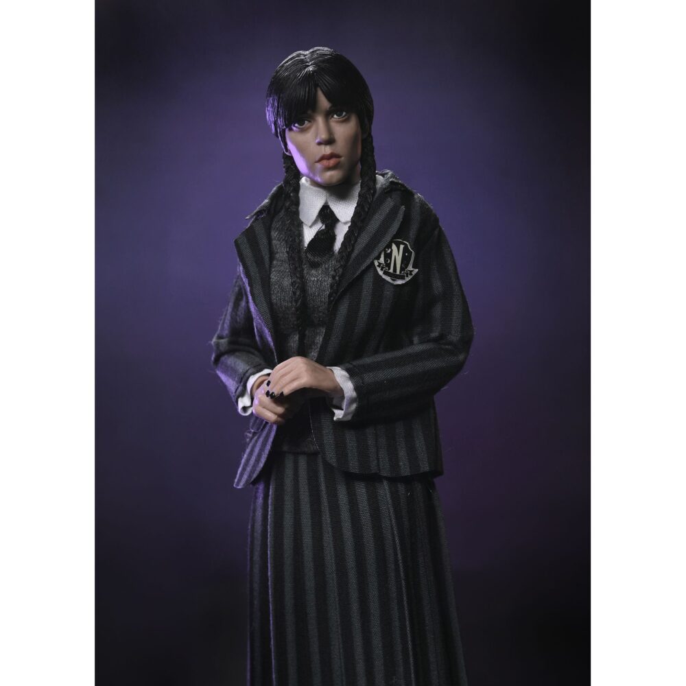 Wednesday addams (nevermore uniform) and enid. Neca lanza este pack doble de figuras articuladas de 20 cm de wednesday addams (miércoles addams en españa) y enid sinclair, basado en sus apariciones en la serie de netflix "wednesday". Ambas figuras visten ropa de tela detallada que representa con fidelidad los uniformes de la academia nunca más. Pertenecen a la colección clothed action y están completamente articuladas para múltiples opciones de exhibición. El set incluye 3x pares de manos intercambiables, 2x libros y 1x mochila.
