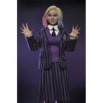WEDNESDAY ADDAMS (NEVERMORE UNIFORM) AND ENID. Neca lanza este pack doble de figuras articuladas de 20 cm de Wednesday Addams (Miércoles Addams en España) y Enid Sinclair, basado en sus apariciones en la serie de Netflix "Wednesday". Ambas figuras visten ropa de tela detallada que representa con fidelidad los uniformes de la Academia Nunca Más. Pertenecen a la colección Clothed Action y están completamente articuladas para múltiples opciones de exhibición. El set incluye 3x pares de manos intercambiables, 2x libros y 1x mochila.