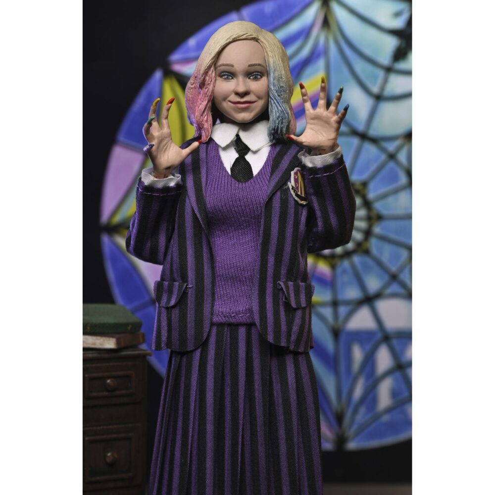 Wednesday addams (nevermore uniform) and enid. Neca lanza este pack doble de figuras articuladas de 20 cm de wednesday addams (miércoles addams en españa) y enid sinclair, basado en sus apariciones en la serie de netflix "wednesday". Ambas figuras visten ropa de tela detallada que representa con fidelidad los uniformes de la academia nunca más. Pertenecen a la colección clothed action y están completamente articuladas para múltiples opciones de exhibición. El set incluye 3x pares de manos intercambiables, 2x libros y 1x mochila.
