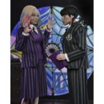 WEDNESDAY ADDAMS (NEVERMORE UNIFORM) AND ENID. Neca lanza este pack doble de figuras articuladas de 20 cm de Wednesday Addams (Miércoles Addams en España) y Enid Sinclair, basado en sus apariciones en la serie de Netflix "Wednesday". Ambas figuras visten ropa de tela detallada que representa con fidelidad los uniformes de la Academia Nunca Más. Pertenecen a la colección Clothed Action y están completamente articuladas para múltiples opciones de exhibición. El set incluye 3x pares de manos intercambiables, 2x libros y 1x mochila.