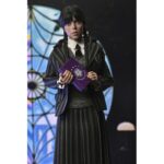 WEDNESDAY ADDAMS (NEVERMORE UNIFORM) AND ENID. Neca lanza este pack doble de figuras articuladas de 20 cm de Wednesday Addams (Miércoles Addams en España) y Enid Sinclair, basado en sus apariciones en la serie de Netflix "Wednesday". Ambas figuras visten ropa de tela detallada que representa con fidelidad los uniformes de la Academia Nunca Más. Pertenecen a la colección Clothed Action y están completamente articuladas para múltiples opciones de exhibición. El set incluye 3x pares de manos intercambiables, 2x libros y 1x mochila.