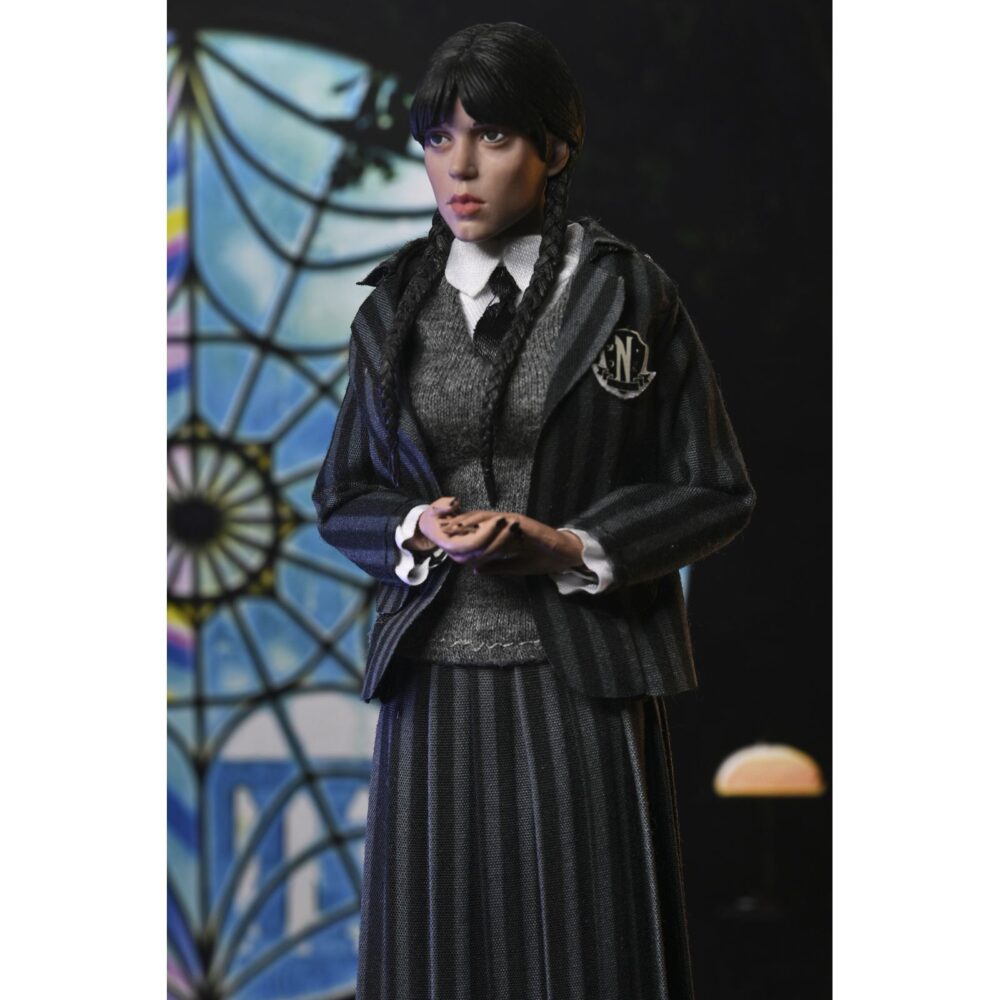 Wednesday addams (nevermore uniform) and enid. Neca lanza este pack doble de figuras articuladas de 20 cm de wednesday addams (miércoles addams en españa) y enid sinclair, basado en sus apariciones en la serie de netflix "wednesday". Ambas figuras visten ropa de tela detallada que representa con fidelidad los uniformes de la academia nunca más. Pertenecen a la colección clothed action y están completamente articuladas para múltiples opciones de exhibición. El set incluye 3x pares de manos intercambiables, 2x libros y 1x mochila.