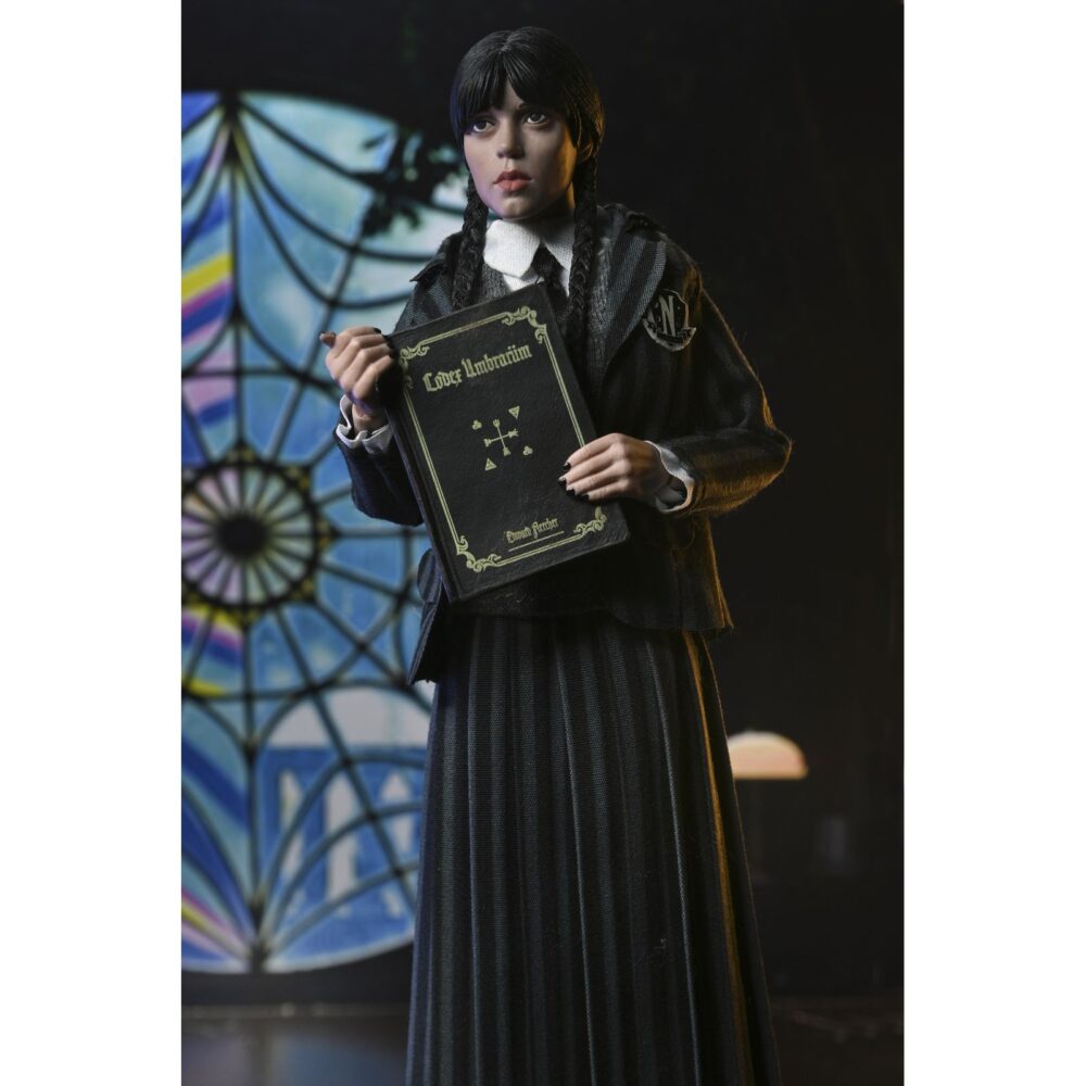 Wednesday addams (nevermore uniform) and enid. Neca lanza este pack doble de figuras articuladas de 20 cm de wednesday addams (miércoles addams en españa) y enid sinclair, basado en sus apariciones en la serie de netflix "wednesday". Ambas figuras visten ropa de tela detallada que representa con fidelidad los uniformes de la academia nunca más. Pertenecen a la colección clothed action y están completamente articuladas para múltiples opciones de exhibición. El set incluye 3x pares de manos intercambiables, 2x libros y 1x mochila.