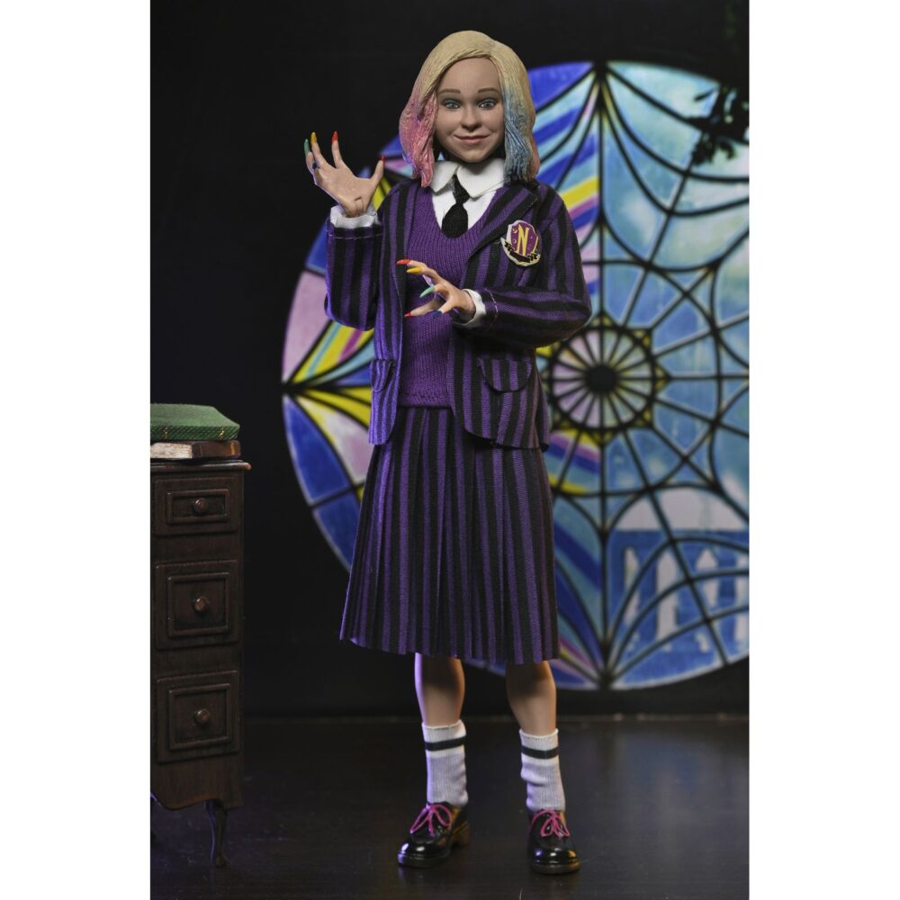 Wednesday addams (nevermore uniform) and enid. Neca lanza este pack doble de figuras articuladas de 20 cm de wednesday addams (miércoles addams en españa) y enid sinclair, basado en sus apariciones en la serie de netflix "wednesday". Ambas figuras visten ropa de tela detallada que representa con fidelidad los uniformes de la academia nunca más. Pertenecen a la colección clothed action y están completamente articuladas para múltiples opciones de exhibición. El set incluye 3x pares de manos intercambiables, 2x libros y 1x mochila.