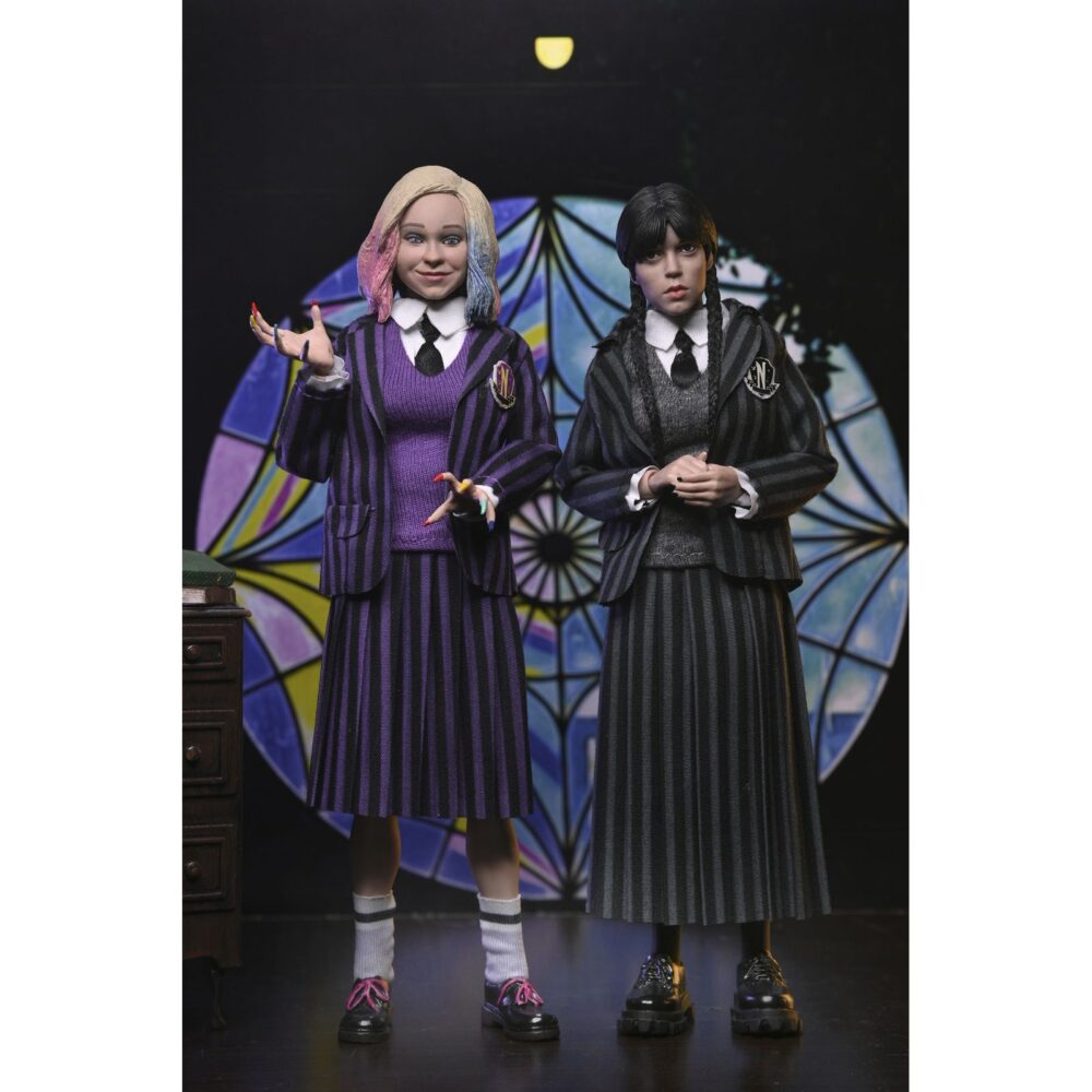 Wednesday addams (nevermore uniform) and enid. Neca lanza este pack doble de figuras articuladas de 20 cm de wednesday addams (miércoles addams en españa) y enid sinclair, basado en sus apariciones en la serie de netflix "wednesday". Ambas figuras visten ropa de tela detallada que representa con fidelidad los uniformes de la academia nunca más. Pertenecen a la colección clothed action y están completamente articuladas para múltiples opciones de exhibición. El set incluye 3x pares de manos intercambiables, 2x libros y 1x mochila.