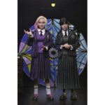 WEDNESDAY ADDAMS (NEVERMORE UNIFORM) AND ENID. Neca lanza este pack doble de figuras articuladas de 20 cm de Wednesday Addams (Miércoles Addams en España) y Enid Sinclair, basado en sus apariciones en la serie de Netflix "Wednesday". Ambas figuras visten ropa de tela detallada que representa con fidelidad los uniformes de la Academia Nunca Más. Pertenecen a la colección Clothed Action y están completamente articuladas para múltiples opciones de exhibición. El set incluye 3x pares de manos intercambiables, 2x libros y 1x mochila.