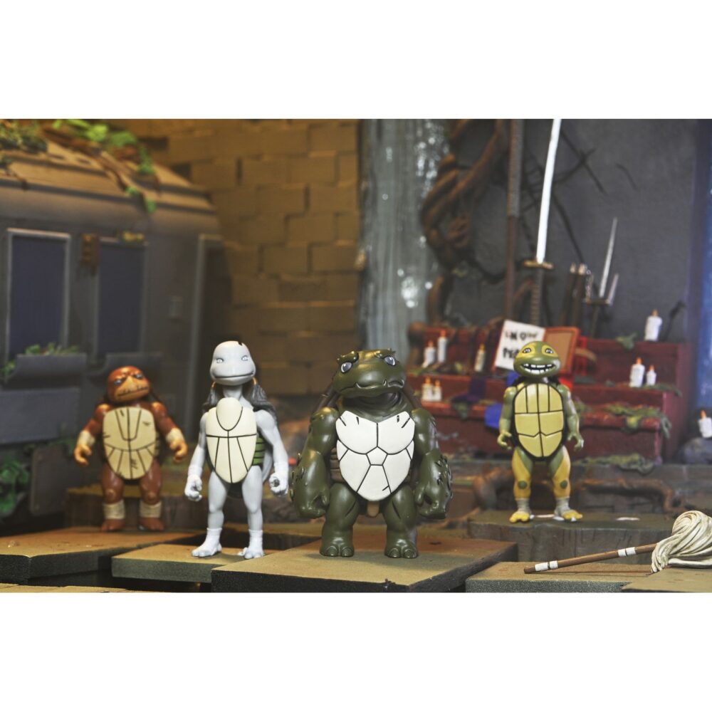 Ultimate casey marie with baby odyn & uno teebage mutant ninja turtles: the last ronin. De la serie de cómics de las tortugas ninja, ¡el último ronin: los años perdidos ! La historia de la primera misión del último ronin continúa mientras se revelan nuevos secretos del pasado de las tortugas. Vestida con su traje de sensei, ultimate casey marie se une al adorable bebé odyn y al travieso bebé uno. ¡estas figuras de acción neca de 18 cm, altamente detalladas y articuladas, presentan esculturas completamente nuevas! Los accesorios incluyen una fregona para odyn y manos y velas adicionales para casey marie en memoria de su familia fallecida. Viene en un empaque ideal para coleccionistas con ilustraciones originales del artista de el último ronin, ben bishop.