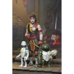 ULTIMATE CASEY MARIE WITH BABY ODYN & UNO TEEBAGE MUTANT NINJA TURTLES: THE LAST RONIN. De la serie de cómics de las Tortugas Ninja, ¡El Último Ronin: Los Años Perdidos ! La historia de la primera misión del Último Ronin continúa mientras se revelan nuevos secretos del pasado de las Tortugas. Vestida con su traje de sensei, Ultimate Casey Marie se une al adorable bebé Odyn y al travieso bebé Uno. ¡Estas figuras de acción NECA de 18 cm, altamente detalladas y articuladas, presentan esculturas completamente nuevas! Los accesorios incluyen una fregona para Odyn y manos y velas adicionales para Casey Marie en memoria de su familia fallecida. Viene en un empaque ideal para coleccionistas con ilustraciones originales del artista de El Último Ronin, Ben Bishop.