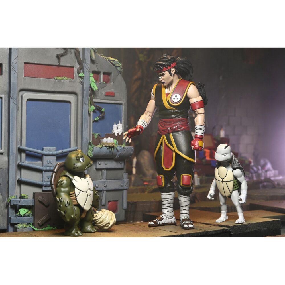Ultimate casey marie with baby odyn & uno teebage mutant ninja turtles: the last ronin. De la serie de cómics de las tortugas ninja, ¡el último ronin: los años perdidos ! La historia de la primera misión del último ronin continúa mientras se revelan nuevos secretos del pasado de las tortugas. Vestida con su traje de sensei, ultimate casey marie se une al adorable bebé odyn y al travieso bebé uno. ¡estas figuras de acción neca de 18 cm, altamente detalladas y articuladas, presentan esculturas completamente nuevas! Los accesorios incluyen una fregona para odyn y manos y velas adicionales para casey marie en memoria de su familia fallecida. Viene en un empaque ideal para coleccionistas con ilustraciones originales del artista de el último ronin, ben bishop.