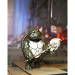 ULTIMATE CASEY MARIE WITH BABY ODYN & UNO TEEBAGE MUTANT NINJA TURTLES: THE LAST RONIN. De la serie de cómics de las Tortugas Ninja, ¡El Último Ronin: Los Años Perdidos ! La historia de la primera misión del Último Ronin continúa mientras se revelan nuevos secretos del pasado de las Tortugas. Vestida con su traje de sensei, Ultimate Casey Marie se une al adorable bebé Odyn y al travieso bebé Uno. ¡Estas figuras de acción NECA de 18 cm, altamente detalladas y articuladas, presentan esculturas completamente nuevas! Los accesorios incluyen una fregona para Odyn y manos y velas adicionales para Casey Marie en memoria de su familia fallecida. Viene en un empaque ideal para coleccionistas con ilustraciones originales del artista de El Último Ronin, Ben Bishop.