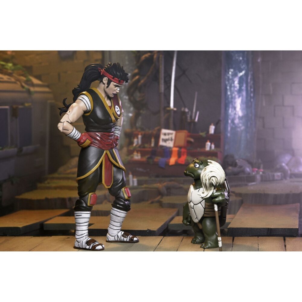 Ultimate casey marie with baby odyn & uno teebage mutant ninja turtles: the last ronin. De la serie de cómics de las tortugas ninja, ¡el último ronin: los años perdidos ! La historia de la primera misión del último ronin continúa mientras se revelan nuevos secretos del pasado de las tortugas. Vestida con su traje de sensei, ultimate casey marie se une al adorable bebé odyn y al travieso bebé uno. ¡estas figuras de acción neca de 18 cm, altamente detalladas y articuladas, presentan esculturas completamente nuevas! Los accesorios incluyen una fregona para odyn y manos y velas adicionales para casey marie en memoria de su familia fallecida. Viene en un empaque ideal para coleccionistas con ilustraciones originales del artista de el último ronin, ben bishop.