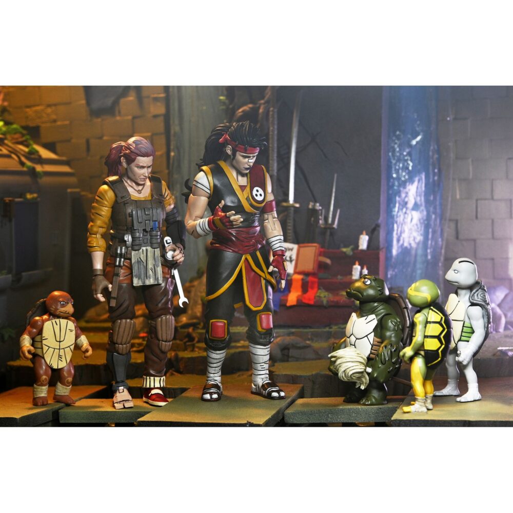 Ultimate casey marie with baby odyn & uno teebage mutant ninja turtles: the last ronin. De la serie de cómics de las tortugas ninja, ¡el último ronin: los años perdidos ! La historia de la primera misión del último ronin continúa mientras se revelan nuevos secretos del pasado de las tortugas. Vestida con su traje de sensei, ultimate casey marie se une al adorable bebé odyn y al travieso bebé uno. ¡estas figuras de acción neca de 18 cm, altamente detalladas y articuladas, presentan esculturas completamente nuevas! Los accesorios incluyen una fregona para odyn y manos y velas adicionales para casey marie en memoria de su familia fallecida. Viene en un empaque ideal para coleccionistas con ilustraciones originales del artista de el último ronin, ben bishop.