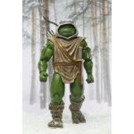 HUNTER LEO TEENAGE MUTANT NINJA TURTLES MIRAGE COMICS. Neca presenta la figura articulada Hunter Leo basada en los cómics originales de "Teenage Mutant Ninja Turtles"  de Mirage Studios. Esta figura mide 18 cm e incluye 1x arco, 1x carcaj para sus armas, 3x flechas, 1x espada, 4x manos intercambiables y 1x cuchillo. Se presenta en una caja con ventana con ilustraciones de Kevin Eastman.