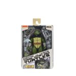 OLD MAN RAPHAEL TEENAGE MUTANT NINJA TURTLES MIRAGE COMICS. Neca suma a su colección la figura articulada Old Man Raphael, inspirada en la historia corta "Puma Blues" de los cómics originales de "Teenage Mutant Ninja Turtles" de Mirage Studios. Esta figura mide 18 cm e incluye 1x capa de tela, 1x sombrero removible, 4x manos intercambiables, 1x par de sai gemelos y otros accesorios exclusivos para recrear diferentes poses. Se presenta en una caja con ventana con ilustraciones de Kevin Eastman.