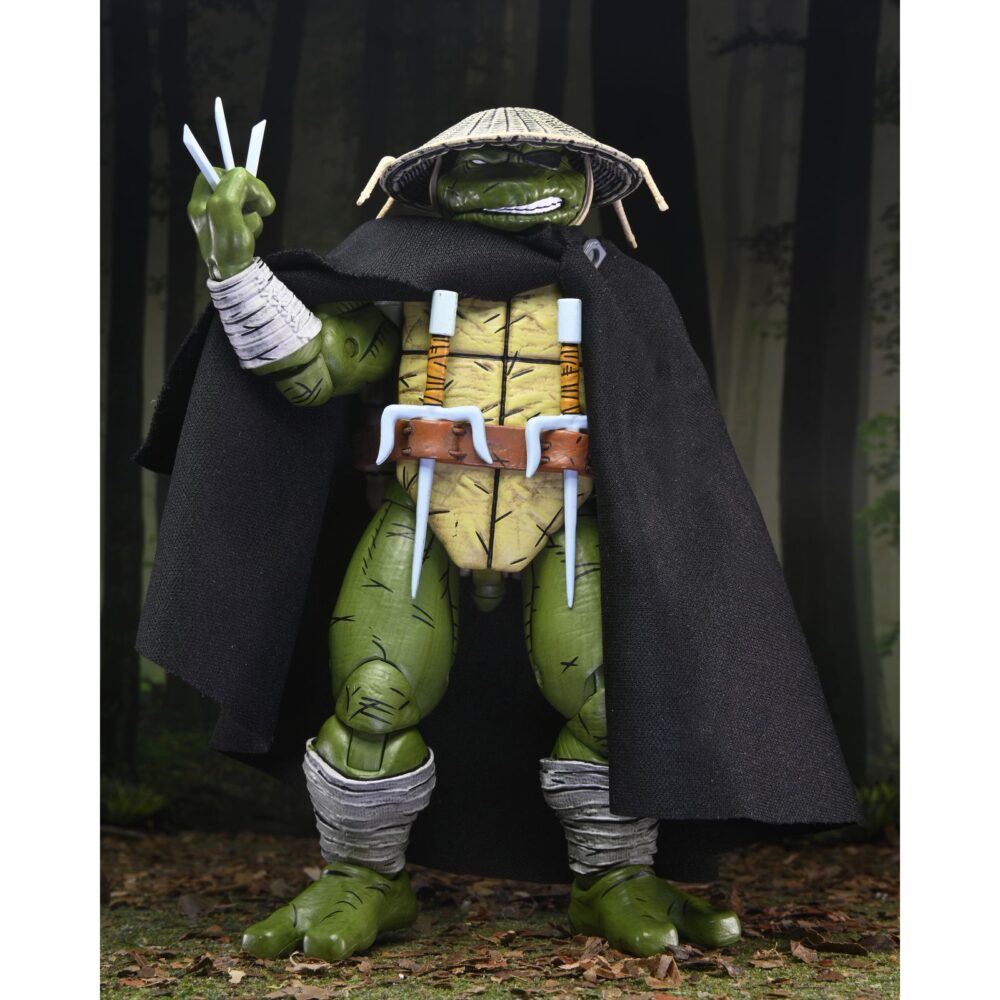 Old man raphael teenage mutant ninja turtles mirage comics. Neca suma a su colección la figura articulada old man raphael, inspirada en la historia corta "puma blues" de los cómics originales de "teenage mutant ninja turtles" de mirage studios. Esta figura mide 18 cm e incluye 1x capa de tela, 1x sombrero removible, 4x manos intercambiables, 1x par de sai gemelos y otros accesorios exclusivos para recrear diferentes poses. Se presenta en una caja con ventana con ilustraciones de kevin eastman.