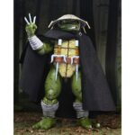 OLD MAN RAPHAEL TEENAGE MUTANT NINJA TURTLES MIRAGE COMICS. Neca suma a su colección la figura articulada Old Man Raphael, inspirada en la historia corta "Puma Blues" de los cómics originales de "Teenage Mutant Ninja Turtles" de Mirage Studios. Esta figura mide 18 cm e incluye 1x capa de tela, 1x sombrero removible, 4x manos intercambiables, 1x par de sai gemelos y otros accesorios exclusivos para recrear diferentes poses. Se presenta en una caja con ventana con ilustraciones de Kevin Eastman.