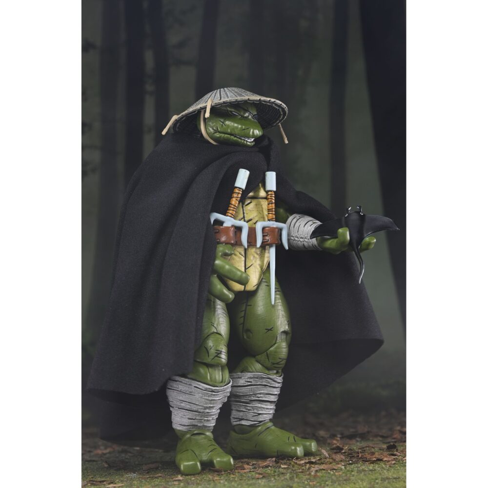 Old man raphael teenage mutant ninja turtles mirage comics. Neca suma a su colección la figura articulada old man raphael, inspirada en la historia corta "puma blues" de los cómics originales de "teenage mutant ninja turtles" de mirage studios. Esta figura mide 18 cm e incluye 1x capa de tela, 1x sombrero removible, 4x manos intercambiables, 1x par de sai gemelos y otros accesorios exclusivos para recrear diferentes poses. Se presenta en una caja con ventana con ilustraciones de kevin eastman.