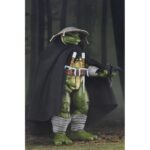 OLD MAN RAPHAEL TEENAGE MUTANT NINJA TURTLES MIRAGE COMICS. Neca suma a su colección la figura articulada Old Man Raphael, inspirada en la historia corta "Puma Blues" de los cómics originales de "Teenage Mutant Ninja Turtles" de Mirage Studios. Esta figura mide 18 cm e incluye 1x capa de tela, 1x sombrero removible, 4x manos intercambiables, 1x par de sai gemelos y otros accesorios exclusivos para recrear diferentes poses. Se presenta en una caja con ventana con ilustraciones de Kevin Eastman.