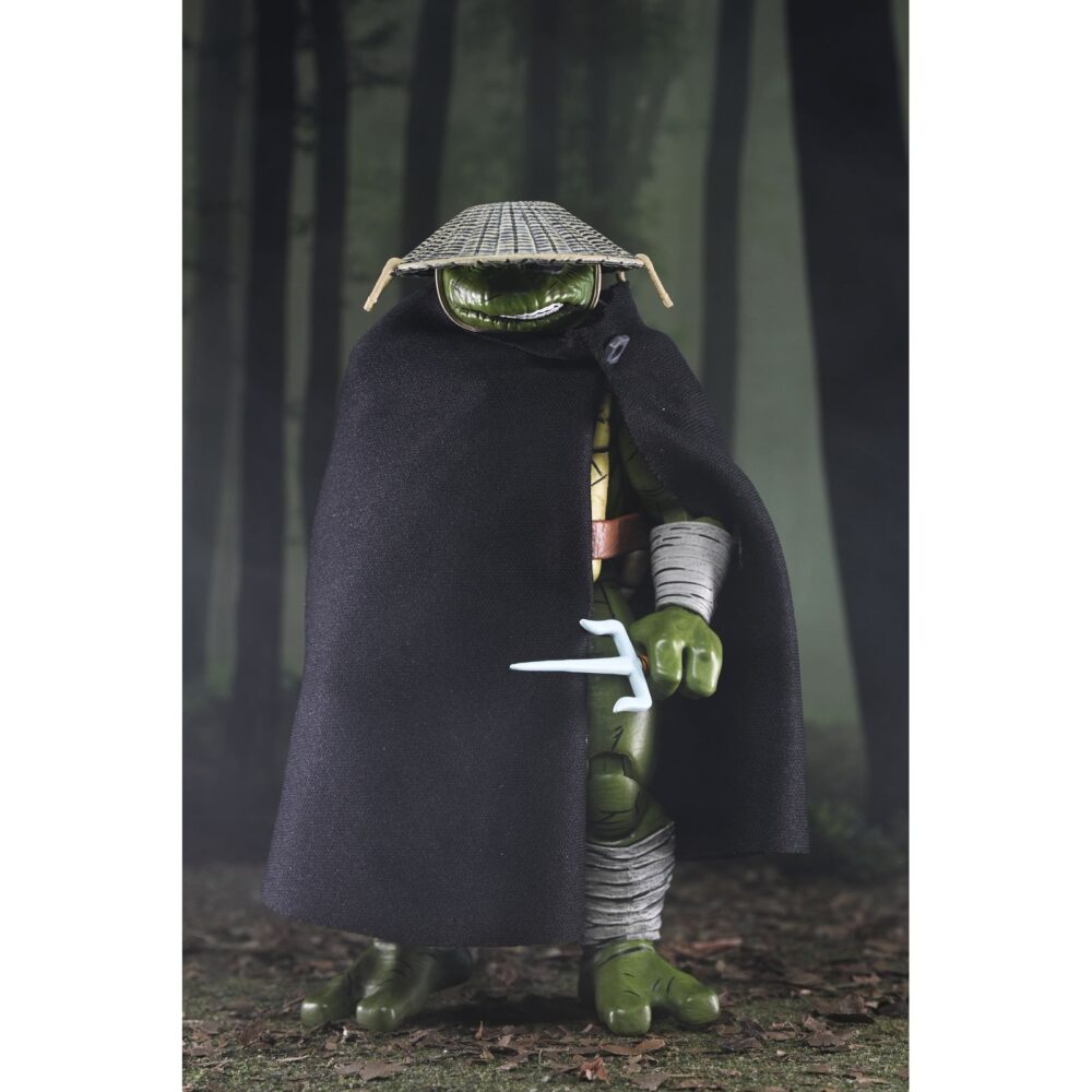 Old man raphael teenage mutant ninja turtles mirage comics. Neca suma a su colección la figura articulada old man raphael, inspirada en la historia corta "puma blues" de los cómics originales de "teenage mutant ninja turtles" de mirage studios. Esta figura mide 18 cm e incluye 1x capa de tela, 1x sombrero removible, 4x manos intercambiables, 1x par de sai gemelos y otros accesorios exclusivos para recrear diferentes poses. Se presenta en una caja con ventana con ilustraciones de kevin eastman.