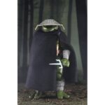 OLD MAN RAPHAEL TEENAGE MUTANT NINJA TURTLES MIRAGE COMICS. Neca suma a su colección la figura articulada Old Man Raphael, inspirada en la historia corta "Puma Blues" de los cómics originales de "Teenage Mutant Ninja Turtles" de Mirage Studios. Esta figura mide 18 cm e incluye 1x capa de tela, 1x sombrero removible, 4x manos intercambiables, 1x par de sai gemelos y otros accesorios exclusivos para recrear diferentes poses. Se presenta en una caja con ventana con ilustraciones de Kevin Eastman.