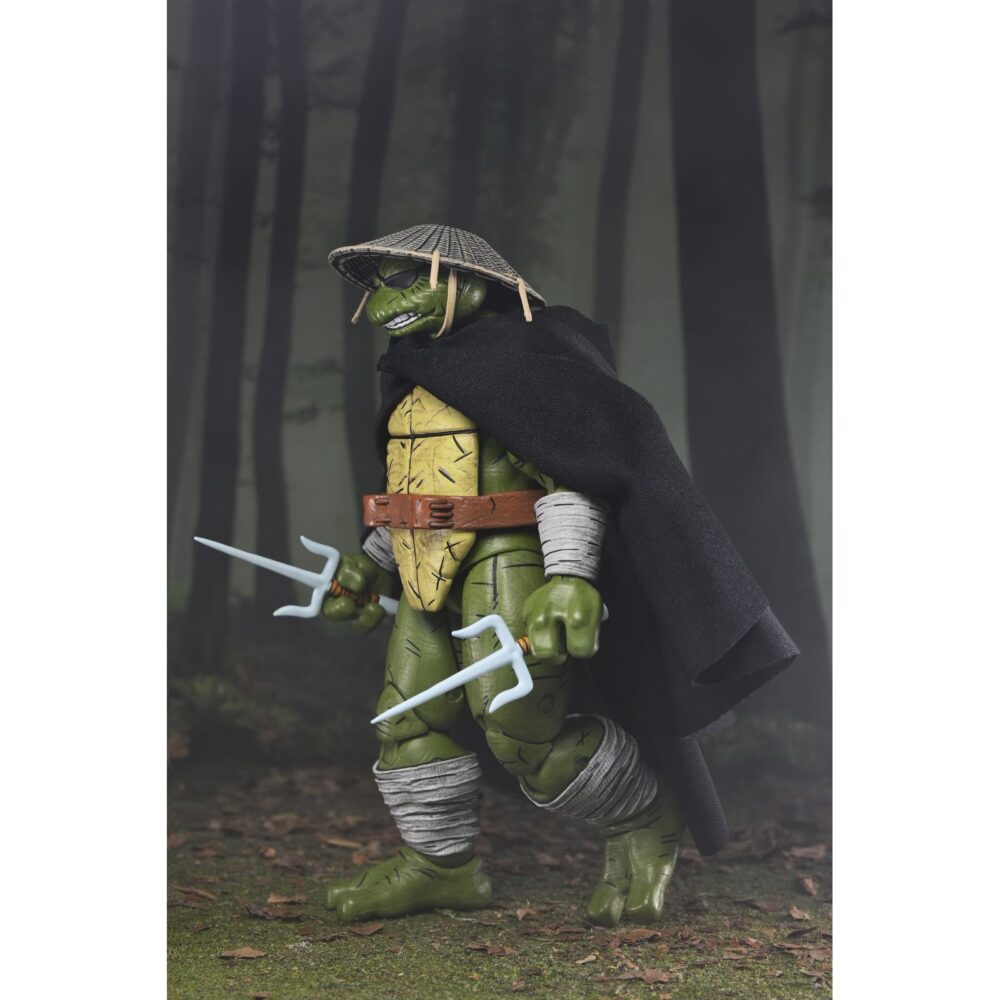 Old man raphael teenage mutant ninja turtles mirage comics. Neca suma a su colección la figura articulada old man raphael, inspirada en la historia corta "puma blues" de los cómics originales de "teenage mutant ninja turtles" de mirage studios. Esta figura mide 18 cm e incluye 1x capa de tela, 1x sombrero removible, 4x manos intercambiables, 1x par de sai gemelos y otros accesorios exclusivos para recrear diferentes poses. Se presenta en una caja con ventana con ilustraciones de kevin eastman.