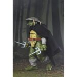 OLD MAN RAPHAEL TEENAGE MUTANT NINJA TURTLES MIRAGE COMICS. Neca suma a su colección la figura articulada Old Man Raphael, inspirada en la historia corta "Puma Blues" de los cómics originales de "Teenage Mutant Ninja Turtles" de Mirage Studios. Esta figura mide 18 cm e incluye 1x capa de tela, 1x sombrero removible, 4x manos intercambiables, 1x par de sai gemelos y otros accesorios exclusivos para recrear diferentes poses. Se presenta en una caja con ventana con ilustraciones de Kevin Eastman.