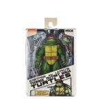 HANDYMAN DONATELLO TEENAGE MUTANT NINJA TURTLES MIRAGE COMICS. Neca introduce la figura articulada Handyman Donatello basada en los cómics originales de "Teenage Mutant Ninja Turtles" de Mirage Studios. Esta figura mide 18 cm e incluye 2x cabezas intercambiables, 4x manos intercambiables, 1x cinturón de herramientas, 1x máquina de escribir, 2x martillos, 2x destornilladores y 3x herramientas adicionales. Se presenta en una caja con ventana con ilustraciones de Kevin Eastman.
