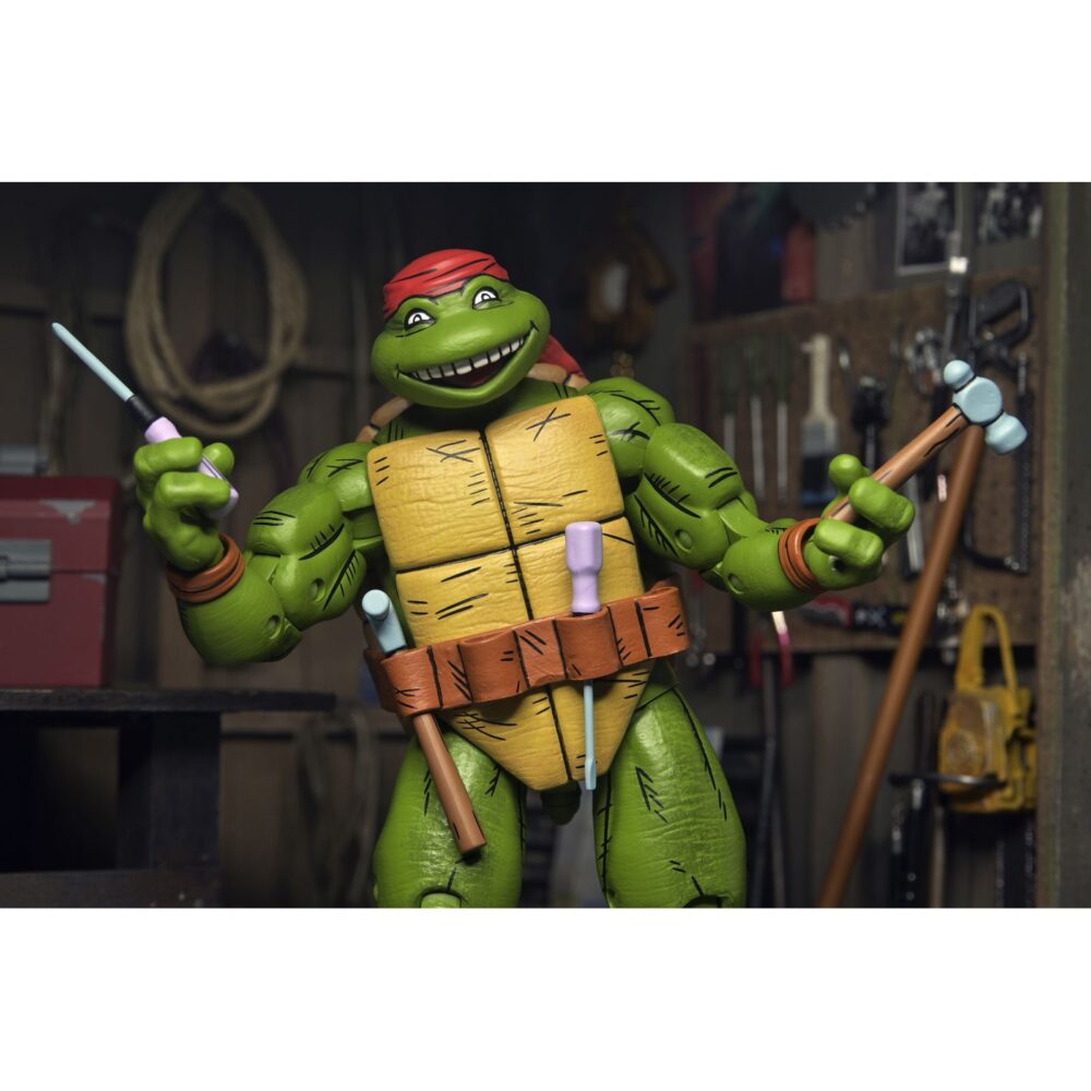 Handyman donatello teenage mutant ninja turtles mirage comics. Neca introduce la figura articulada handyman donatello basada en los cómics originales de "teenage mutant ninja turtles" de mirage studios. Esta figura mide 18 cm e incluye 2x cabezas intercambiables, 4x manos intercambiables, 1x cinturón de herramientas, 1x máquina de escribir, 2x martillos, 2x destornilladores y 3x herramientas adicionales. Se presenta en una caja con ventana con ilustraciones de kevin eastman.