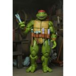 HANDYMAN DONATELLO TEENAGE MUTANT NINJA TURTLES MIRAGE COMICS. Neca introduce la figura articulada Handyman Donatello basada en los cómics originales de "Teenage Mutant Ninja Turtles" de Mirage Studios. Esta figura mide 18 cm e incluye 2x cabezas intercambiables, 4x manos intercambiables, 1x cinturón de herramientas, 1x máquina de escribir, 2x martillos, 2x destornilladores y 3x herramientas adicionales. Se presenta en una caja con ventana con ilustraciones de Kevin Eastman.