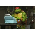 HANDYMAN DONATELLO TEENAGE MUTANT NINJA TURTLES MIRAGE COMICS. Neca introduce la figura articulada Handyman Donatello basada en los cómics originales de "Teenage Mutant Ninja Turtles" de Mirage Studios. Esta figura mide 18 cm e incluye 2x cabezas intercambiables, 4x manos intercambiables, 1x cinturón de herramientas, 1x máquina de escribir, 2x martillos, 2x destornilladores y 3x herramientas adicionales. Se presenta en una caja con ventana con ilustraciones de Kevin Eastman.