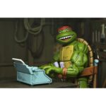 HANDYMAN DONATELLO TEENAGE MUTANT NINJA TURTLES MIRAGE COMICS. Neca introduce la figura articulada Handyman Donatello basada en los cómics originales de "Teenage Mutant Ninja Turtles" de Mirage Studios. Esta figura mide 18 cm e incluye 2x cabezas intercambiables, 4x manos intercambiables, 1x cinturón de herramientas, 1x máquina de escribir, 2x martillos, 2x destornilladores y 3x herramientas adicionales. Se presenta en una caja con ventana con ilustraciones de Kevin Eastman.