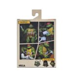HANDYMAN DONATELLO TEENAGE MUTANT NINJA TURTLES MIRAGE COMICS. Neca introduce la figura articulada Handyman Donatello basada en los cómics originales de "Teenage Mutant Ninja Turtles" de Mirage Studios. Esta figura mide 18 cm e incluye 2x cabezas intercambiables, 4x manos intercambiables, 1x cinturón de herramientas, 1x máquina de escribir, 2x martillos, 2x destornilladores y 3x herramientas adicionales. Se presenta en una caja con ventana con ilustraciones de Kevin Eastman.