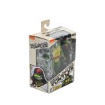HANDYMAN DONATELLO TEENAGE MUTANT NINJA TURTLES MIRAGE COMICS. Neca introduce la figura articulada Handyman Donatello basada en los cómics originales de "Teenage Mutant Ninja Turtles" de Mirage Studios. Esta figura mide 18 cm e incluye 2x cabezas intercambiables, 4x manos intercambiables, 1x cinturón de herramientas, 1x máquina de escribir, 2x martillos, 2x destornilladores y 3x herramientas adicionales. Se presenta en una caja con ventana con ilustraciones de Kevin Eastman.
