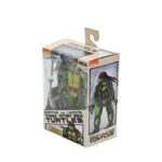 HANDYMAN DONATELLO TEENAGE MUTANT NINJA TURTLES MIRAGE COMICS. Neca introduce la figura articulada Handyman Donatello basada en los cómics originales de "Teenage Mutant Ninja Turtles" de Mirage Studios. Esta figura mide 18 cm e incluye 2x cabezas intercambiables, 4x manos intercambiables, 1x cinturón de herramientas, 1x máquina de escribir, 2x martillos, 2x destornilladores y 3x herramientas adicionales. Se presenta en una caja con ventana con ilustraciones de Kevin Eastman.