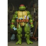 HANDYMAN DONATELLO TEENAGE MUTANT NINJA TURTLES MIRAGE COMICS. Neca introduce la figura articulada Handyman Donatello basada en los cómics originales de "Teenage Mutant Ninja Turtles" de Mirage Studios. Esta figura mide 18 cm e incluye 2x cabezas intercambiables, 4x manos intercambiables, 1x cinturón de herramientas, 1x máquina de escribir, 2x martillos, 2x destornilladores y 3x herramientas adicionales. Se presenta en una caja con ventana con ilustraciones de Kevin Eastman.