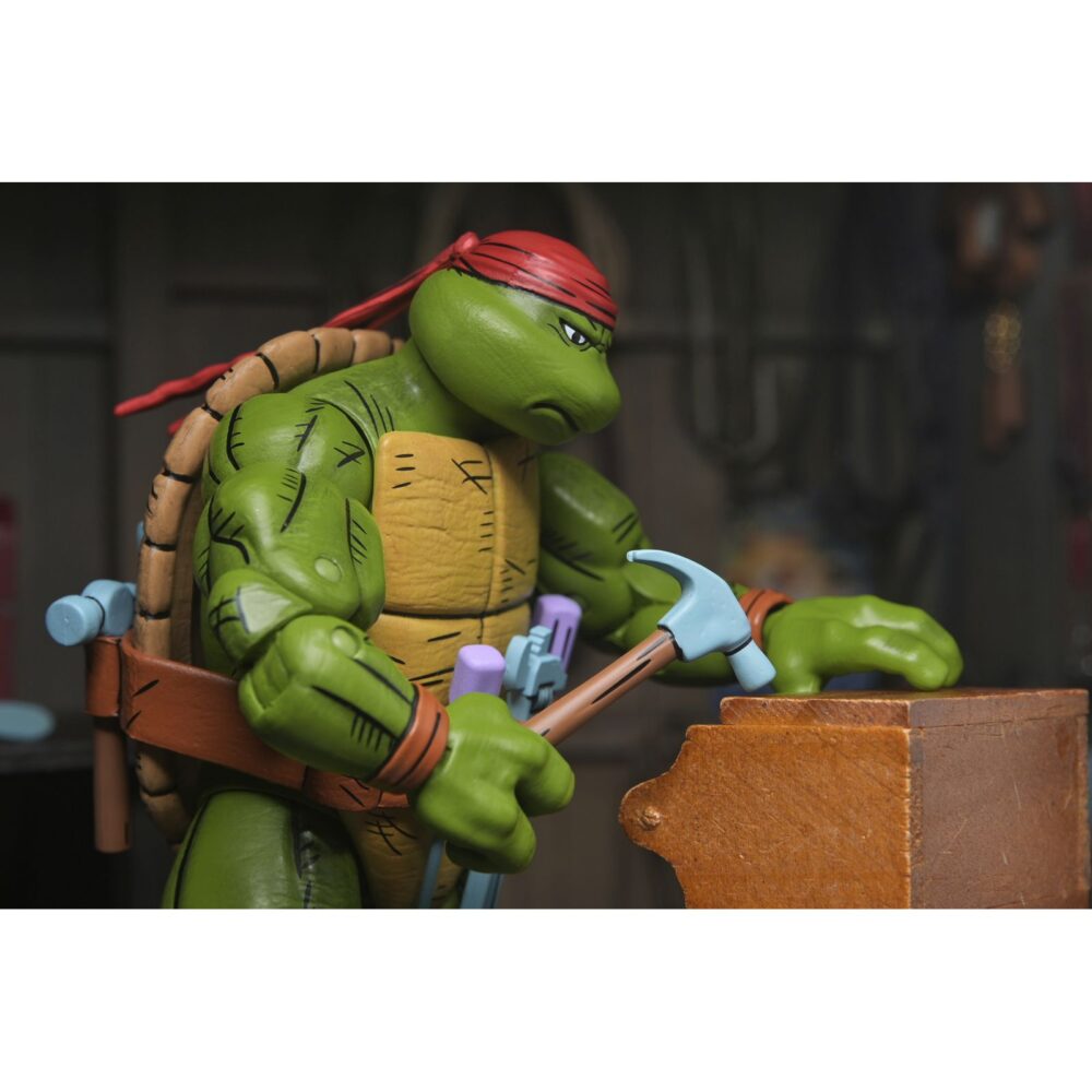 Handyman donatello teenage mutant ninja turtles mirage comics. Neca introduce la figura articulada handyman donatello basada en los cómics originales de "teenage mutant ninja turtles" de mirage studios. Esta figura mide 18 cm e incluye 2x cabezas intercambiables, 4x manos intercambiables, 1x cinturón de herramientas, 1x máquina de escribir, 2x martillos, 2x destornilladores y 3x herramientas adicionales. Se presenta en una caja con ventana con ilustraciones de kevin eastman.
