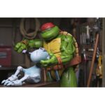 HANDYMAN DONATELLO TEENAGE MUTANT NINJA TURTLES MIRAGE COMICS. Neca introduce la figura articulada Handyman Donatello basada en los cómics originales de "Teenage Mutant Ninja Turtles" de Mirage Studios. Esta figura mide 18 cm e incluye 2x cabezas intercambiables, 4x manos intercambiables, 1x cinturón de herramientas, 1x máquina de escribir, 2x martillos, 2x destornilladores y 3x herramientas adicionales. Se presenta en una caja con ventana con ilustraciones de Kevin Eastman.