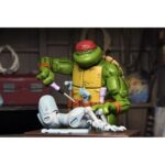 HANDYMAN DONATELLO TEENAGE MUTANT NINJA TURTLES MIRAGE COMICS. Neca introduce la figura articulada Handyman Donatello basada en los cómics originales de "Teenage Mutant Ninja Turtles" de Mirage Studios. Esta figura mide 18 cm e incluye 2x cabezas intercambiables, 4x manos intercambiables, 1x cinturón de herramientas, 1x máquina de escribir, 2x martillos, 2x destornilladores y 3x herramientas adicionales. Se presenta en una caja con ventana con ilustraciones de Kevin Eastman.